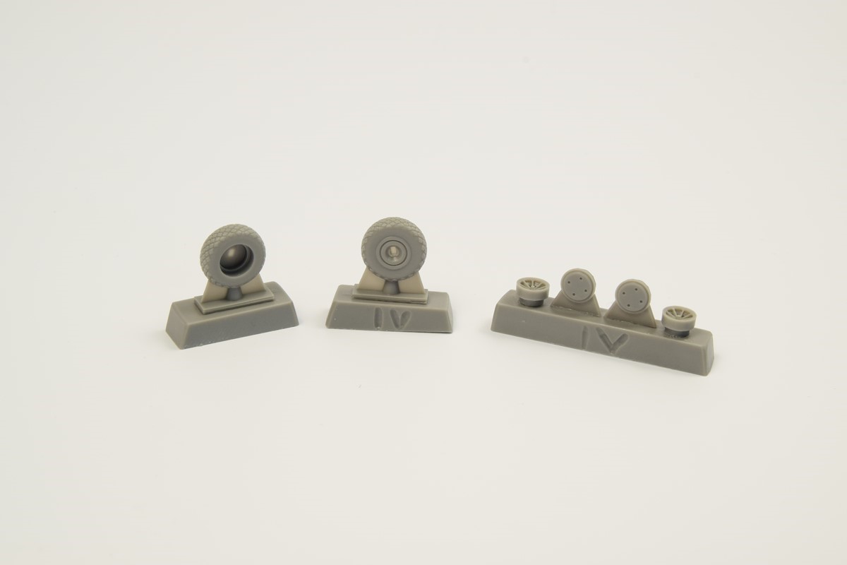 1/72 P-40 Wheels – Diamond and Hole Tread for Spec