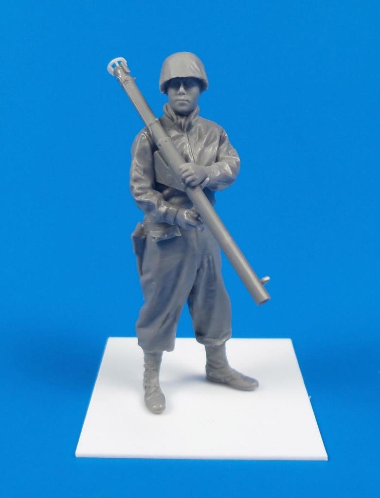 1/35 WWII US Army Soldier with Bazooka M1A2 (Anzio