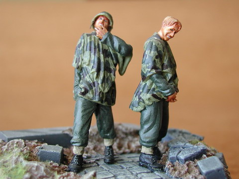 1/35 German Infantry at Rest (2 fig.)