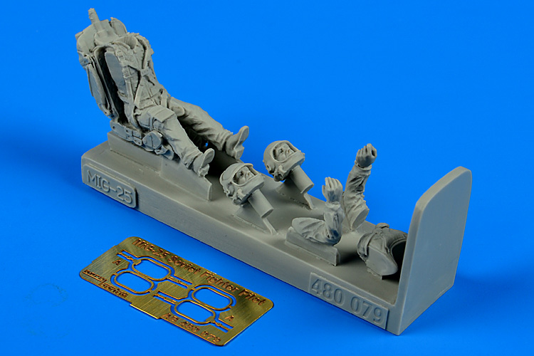 1/48 Soviet Fighter Pilot with ejection seat for M