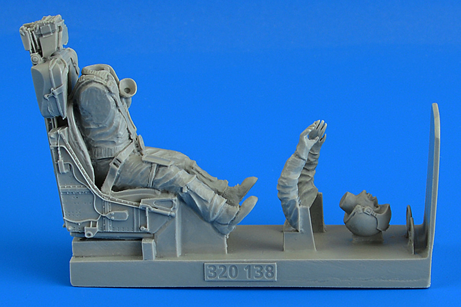 1/32 Modern German Luftwaffe Fighter Pilot with ej. seat for F-104G/S (M.B. GQ-7A ej. seat) for ITAL