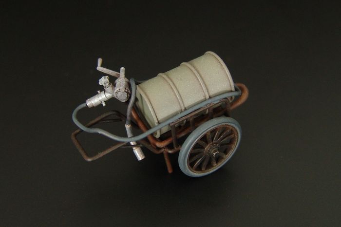 1/32 Japanese refueling cart construction kit of japanese refueling cart