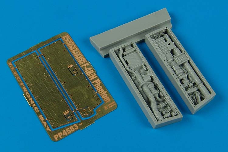 1/48 F-4B Phantom II electronic bay