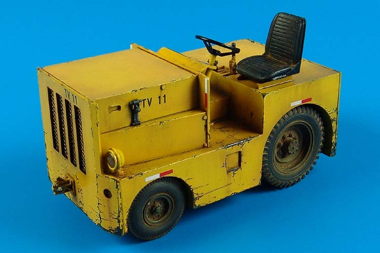 1/32 DMC Logan T-40 USAF tow tractor