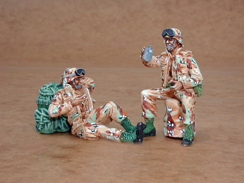 1/35 US Army modern soldiers at rest (2 fig.)