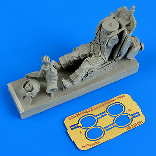 1/32 Soviet Fighter Pilot with ejection seat for M