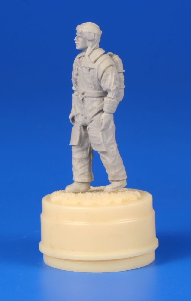 1/48 Czechoslovak pilot (1938) with a parachute on