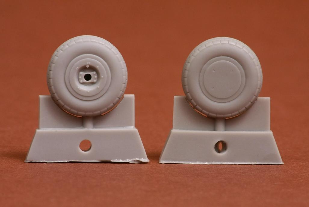 1/48 P-40 wheel set (block tread 30") - Resin for Airfix