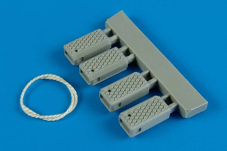 1/32 Universal Navy Wheel Chock with Nylon Rope -