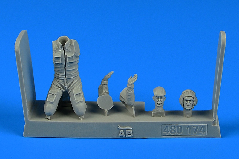 1/48 Soviet  Aircraft Mechanic - the period of the