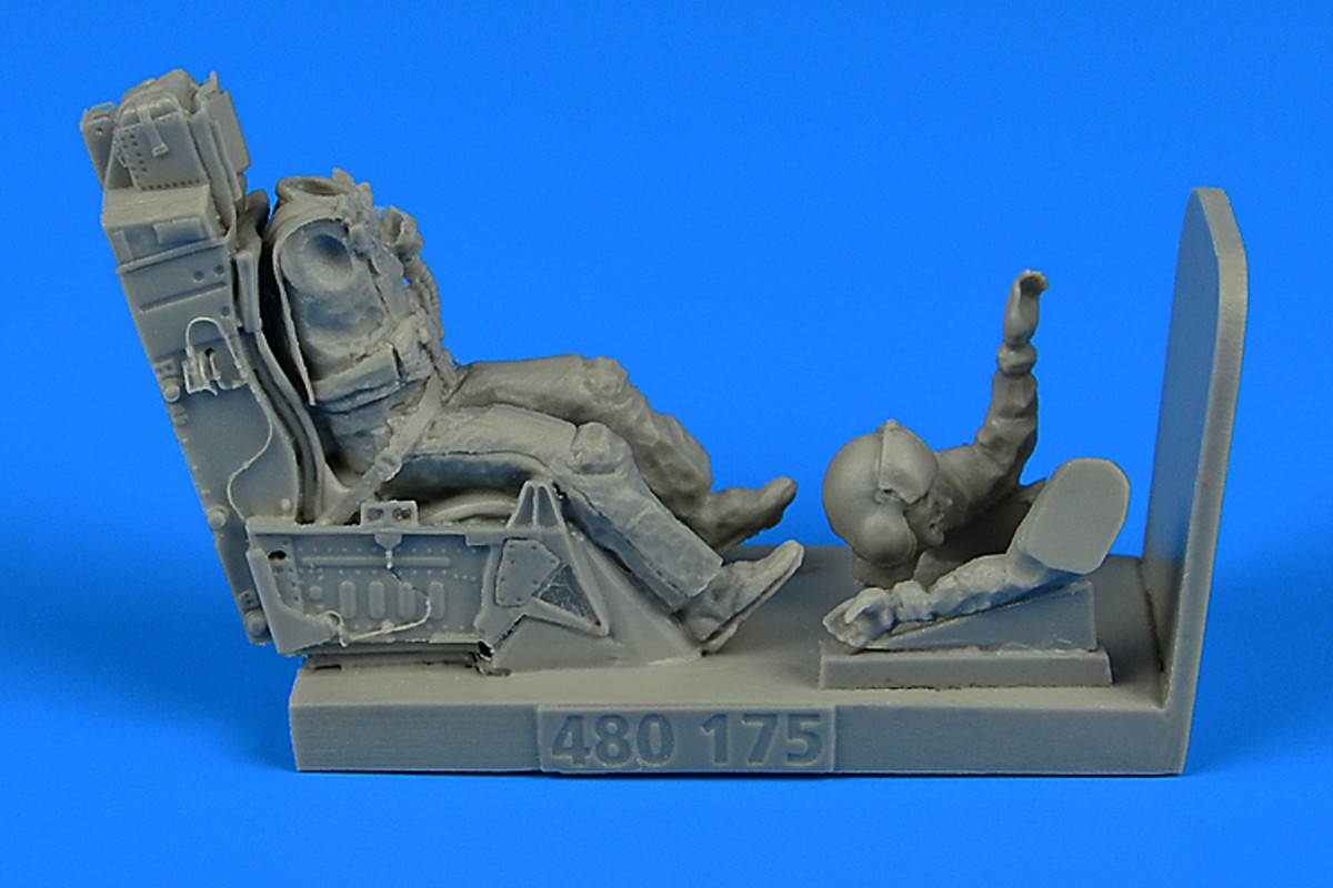 1/48 USAF Fighter Pilot with ejection seat for F-1