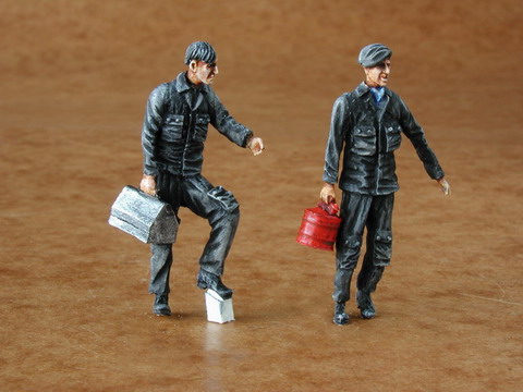 1/48 Warsaw Pact mechanics (2 fig.)