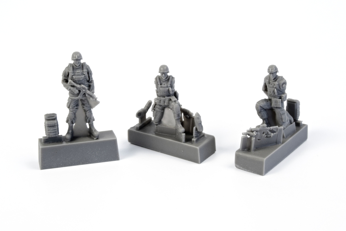 1/72 Two Kneeling Soldiers and Commanding Officer,