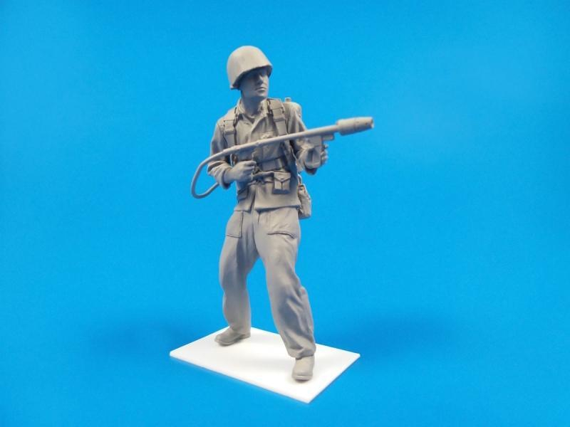 1/35 WW II US Marine soldier with flamethrower M2A