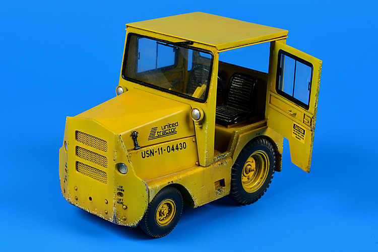 1/32 UNITED TRACTOR GC340-4/SM-340 tow tractor (wi