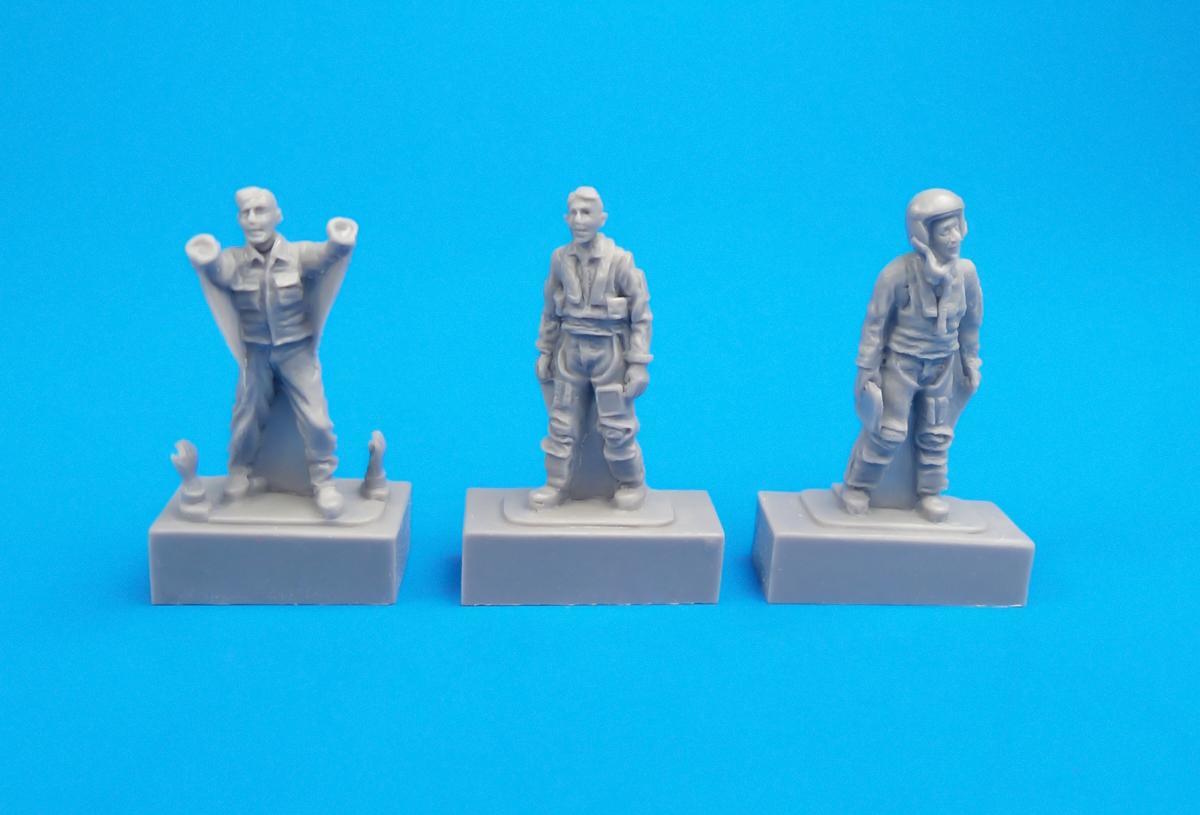 1/72 Two French Pilots and Mechanic for Special Ho